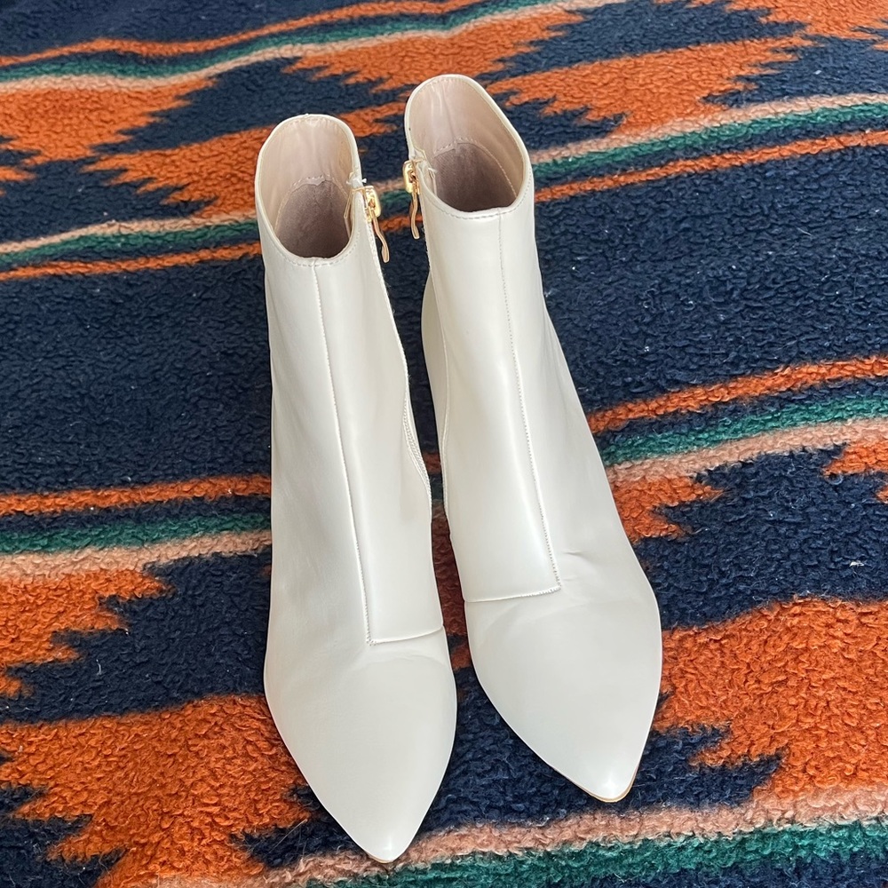 NWOT Lulus sarai off-white pointed-toe heeled ankle boots - Picture 5 of 11